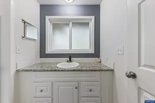 160 Oak Ln, Lebanon, OR 97355 - Photo 23