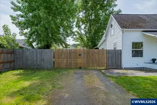 1126 6th Av SE, Albany, OR 97321 - Photo 3