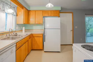 2736 S 12th St, Lebanon, OR 97355 - Photo 3