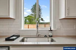 213 NW Royal Ave, Dallas, OR 97338 - Photo 17
