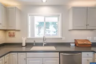 901 W Vine St, Lebanon, OR 97355 - Photo 11