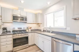 901 W Vine St, Lebanon, OR 97355 - Photo 13