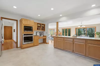 7025 SW Windemere Lp, Portland, OR 97225 - Photo 9