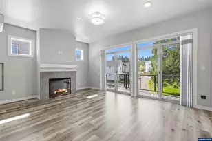 2042 Village Center Dr SE, Salem, OR 97302 - Photo 9