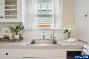 328 NW Kings Bl, Corvallis, OR 97330 - Photo 9