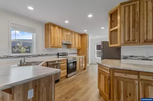365 Mountain View Rd, Sweet Home, OR 97386 - Photo 13