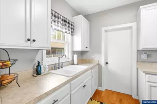 423 S 1st St, Silverton, OR 97381 - Photo 13