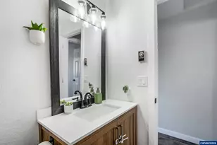 796 S R St, Cottage Grove, OR 97424 - Photo 19