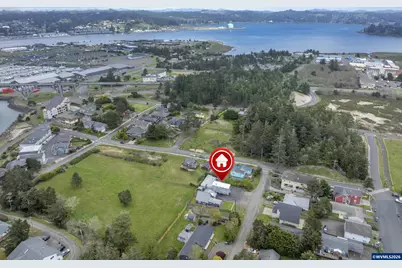 220 SW 29th St, Newport, OR 97365 - Photo 1