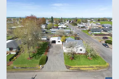 895 Burton St, Harrisburg, OR 97446 - Photo 3