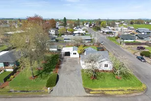 895 Burton St, Harrisburg, OR 97446 - Photo 3