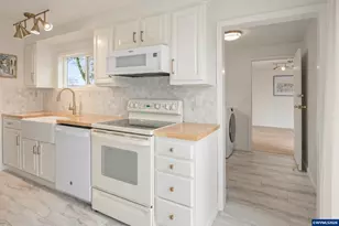 895 Burton St, Harrisburg, OR 97446 - Photo 17