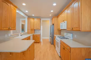 1055 Filbert St, Brownsville, OR 97327 - Photo 3