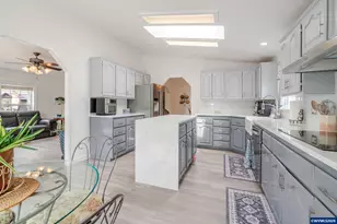 511 Washburn St, Brownsville, OR 97327 - Photo 13