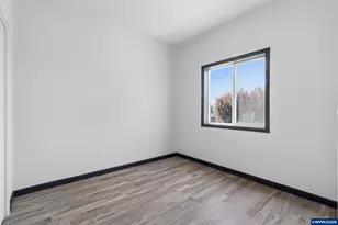 738 N Log Cabin St, Independence, OR 97351 - Photo 17