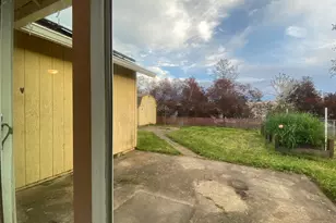 227 NW Bonanza Ave, Dallas, OR 97338 - Photo 9