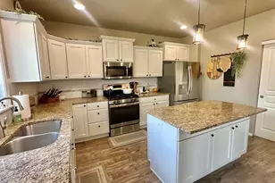 2737 NW Weather Stone St, Albany, OR 97321 - Photo 3