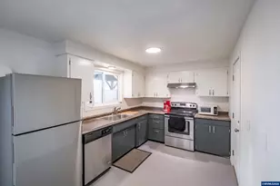 634 NW East Thornton Lake Dr, Albany, OR 97321 - Photo 11