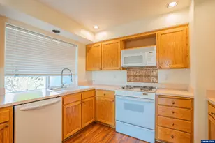 771 Woodland Acres Ln, Eugene, OR 97402 - Photo 9