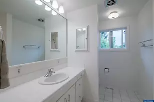 3385 Balsam Dr S, Salem, OR 97302 - Photo 17