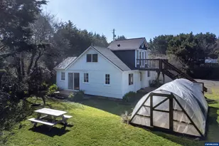 43 NW Knoxville St, Yachats, OR 97498 - Photo 3