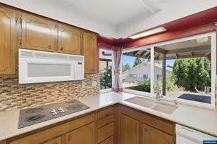 3274 Oakcrest Dr NW, Salem, OR 97304 - Photo 17