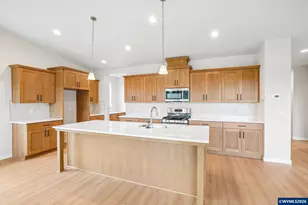 717 Magnolia Ave, Woodburn, OR 97071 - Photo 5