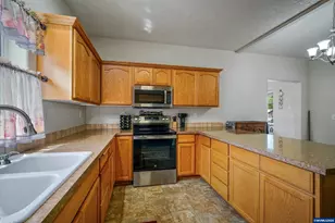 1231 SW 3rd Ave, Mill City, OR 97360 - Photo 17