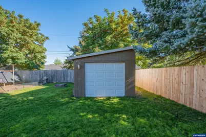 667 W Rose St, Lebanon, OR 97355 - Photo 3