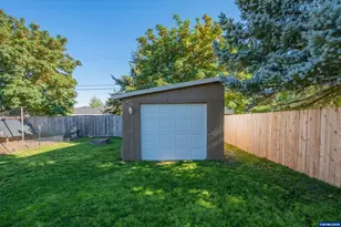 667 W Rose St, Lebanon, OR 97355 - Photo 3