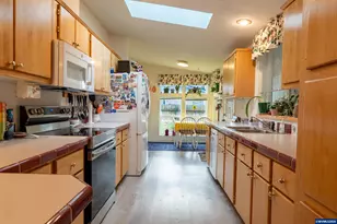 1000 S McKern Ct, Newberg, OR 97132 - Photo 9