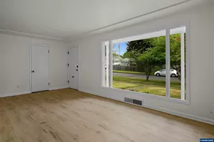 1710 23rd St NE, Salem, OR 97301 - Photo 9