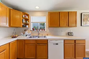 920 SW Myrtle Ct, McMinnville, OR 97128 - Photo 13