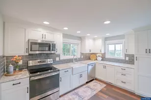 208 NW Lewisburg Ave, Corvallis, OR 97330 - Photo 9