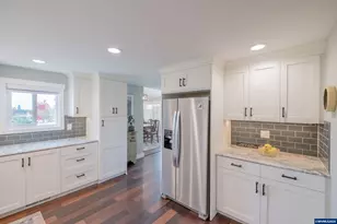 208 NW Lewisburg Ave, Corvallis, OR 97330 - Photo 11