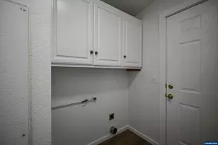 334 SE Hazel St, Mill City, OR 97360 - Photo 17