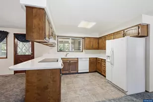 488 Cascade Dr, Springfield, OR 97478 - Photo 17