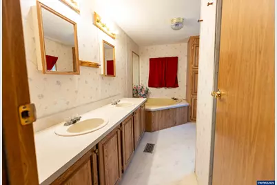 1225 NE Canyon Dr, Toledo, OR 97391 - Photo 11