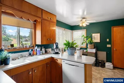 303 Mill St, Silverton, OR 97381 - Photo 9