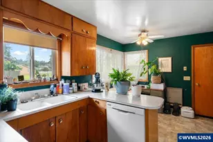 303 Mill St, Silverton, OR 97381 - Photo 9
