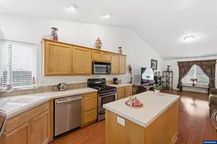 132 NW Howard Ln, Dallas, OR 97338 - Photo 15