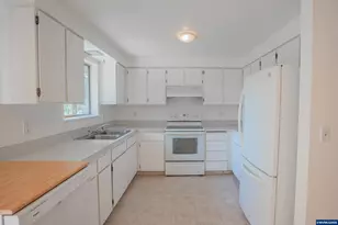1043 26th Ct, Sweet Home, OR 97386 - Photo 3
