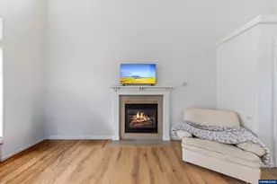 886 N 7th St, Harrisburg, OR 97446 - Photo 7