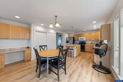 886 N 7th St, Harrisburg, OR 97446 - Photo 9