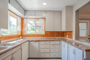 380 S 7th St, Lebanon, OR 97355 - Photo 7