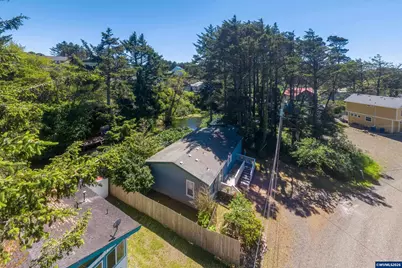 1232 SE 2nd Ct, Lincoln City, OR 97367 - Photo 13