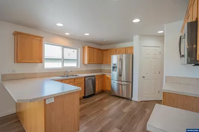 36 E Jadon Dr, Lebanon, OR 97355 - Photo 3