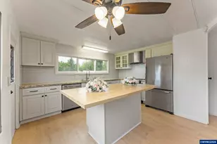 570 N 10th Av, Cornelius, OR 97113 - Photo 5