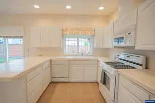 489 Zion Dr S, Monmouth, OR 97361 - Photo 7