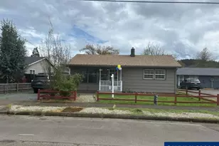 830 S 7th St, Cottage Grove, OR 97424 - Photo 3